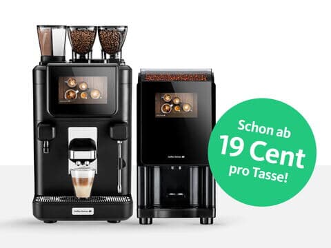 Zwei Kaffeevollautomaten stehen nebeneinander.